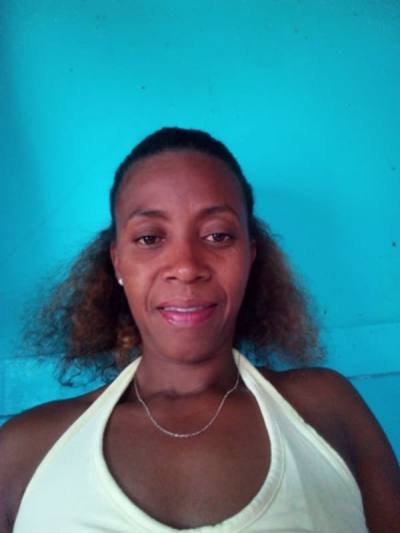 Genevienne 39 ans Sambava Madagascar