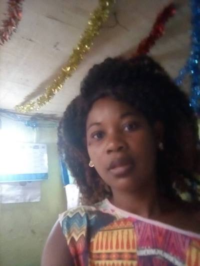 Carine 32 Jahre Mbalmayo  Cameroun