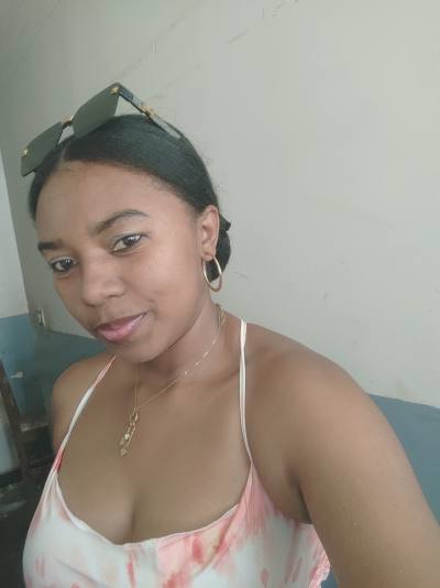 Francine 28 Jahre Antananarivo Madagaskar