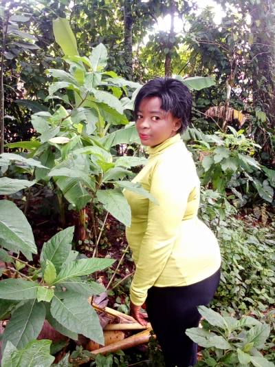 Marie 39 Jahre Bafoussam  Kamerun