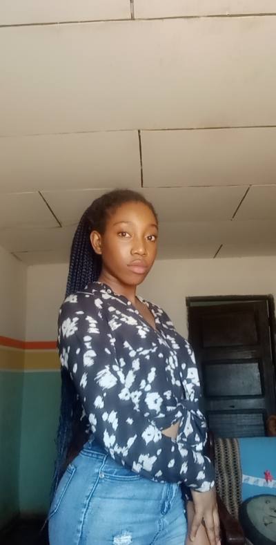 Simone 20 ans Yaoundé 5 Cameroun