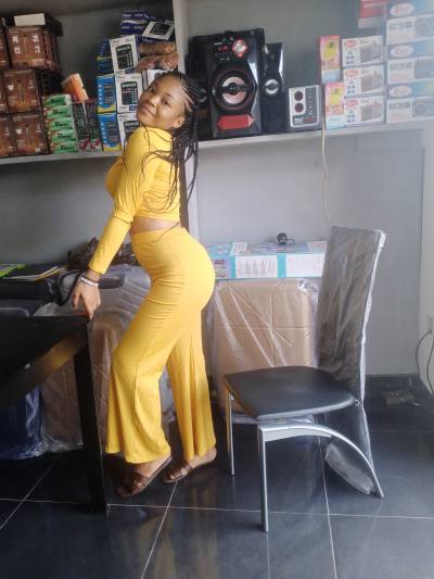 Lethicia 25 ans Yaoundé 5 Cameroun