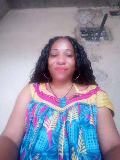 Carina 34 Jahre Yaoundé  Kamerun