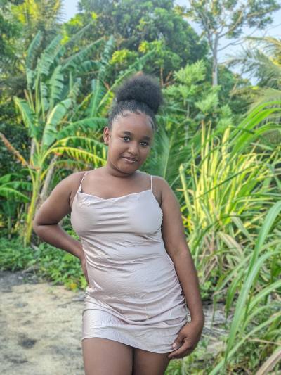 Anadine 23 ans Majunga Madagascar