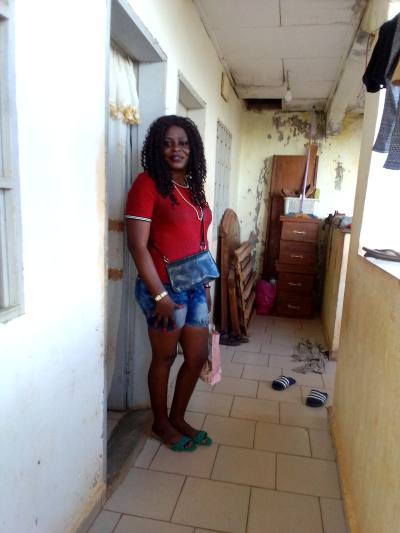 Marie 39 Jahre Yaoundé  Kamerun