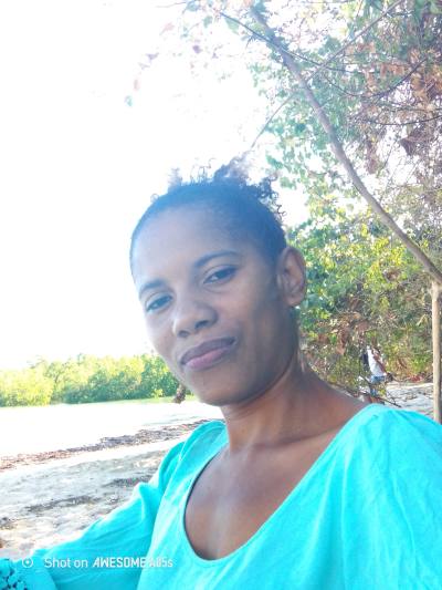 Ursulla 32 ans Nosy Bé Elle Ville  Madagascar