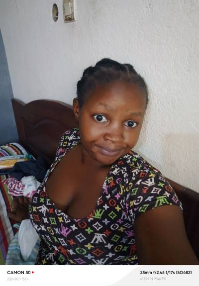 Louise 24 ans Yaoundé Cameroun