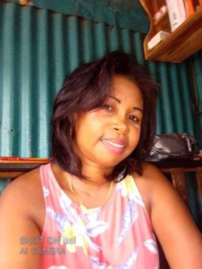 Emili 47 ans Vohemar  Madagascar