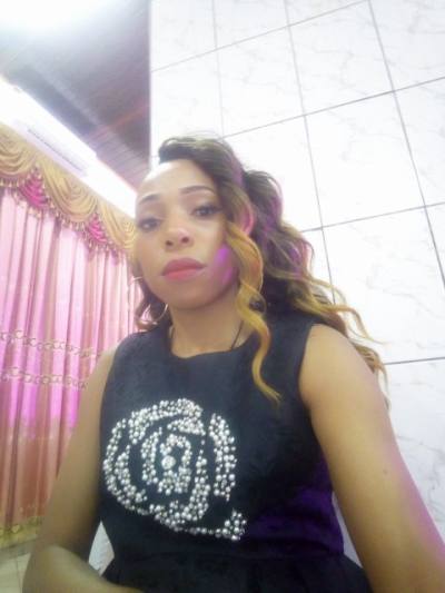 Carina 34 Jahre Yaoundé  Cameroun