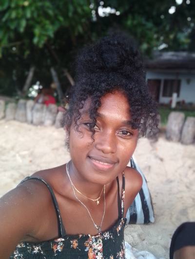 Irinah 22 ans Fianaratsoa Madagascar