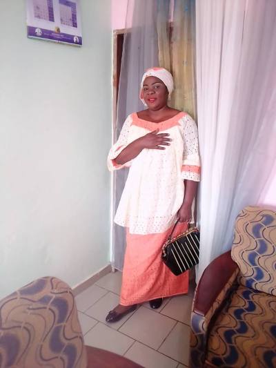 Lucie 53 ans Chrétiene  Cameroun