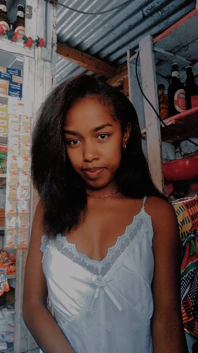 Lucia 21 ans Fort Dauphin  Madagascar