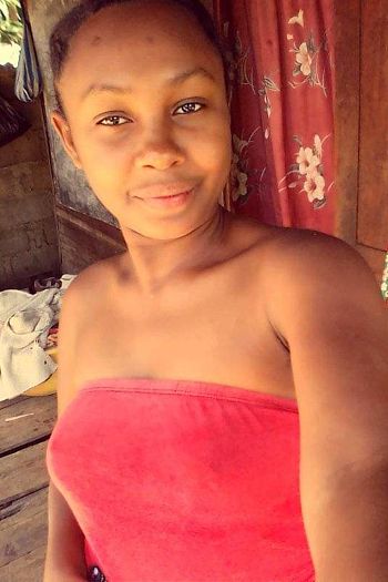 Edmondine 23 ans Sambava Madagascar