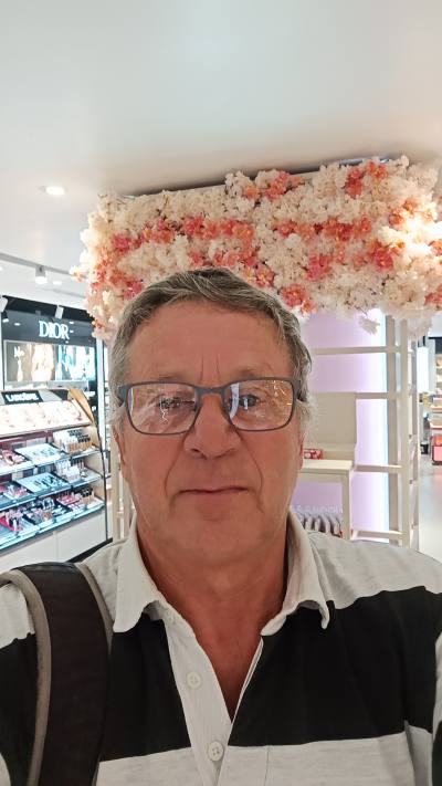 Eric 65 ans Fréjus France