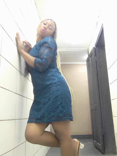 Agnes 37 Jahre Douala Kamerun