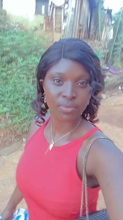 Sandra 24 Jahre Yaounde Kamerun