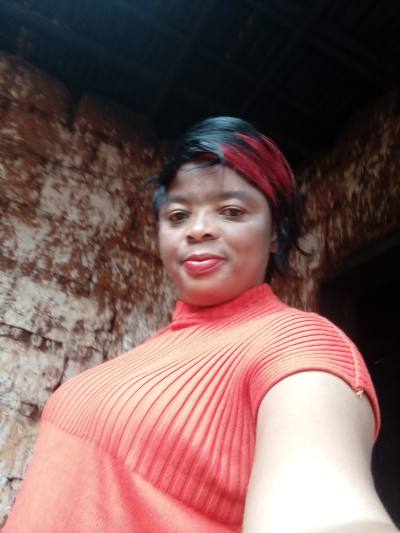 Marie 39 Jahre Bafoussam  Kamerun