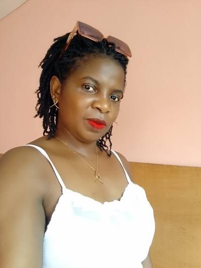 Divine 37 years Douala  Cameroun