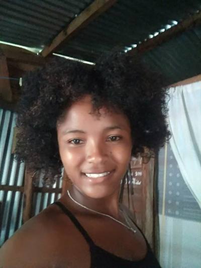 Irina 18 ans Antalaha  Madagascar