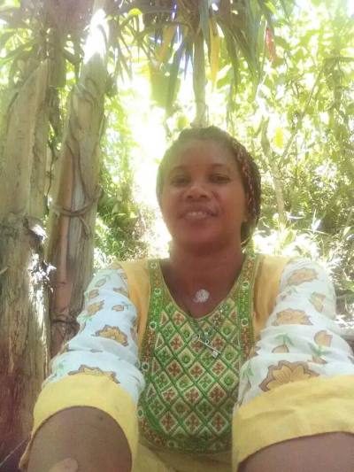 Olga 43 ans Antalaha Madagascar