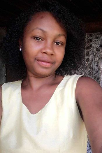 Edmondine 23 ans Sambava Madagascar