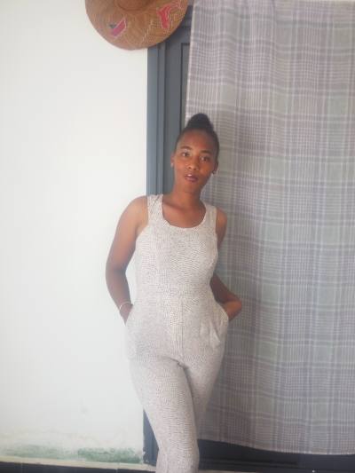 Anissa 26 ans Tamatave Madagascar