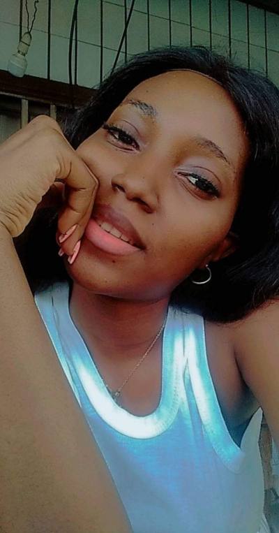 Monique 26 ans Yaoundé  Cameroun