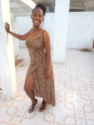 Anissa 26 ans Tamatave Madagascar