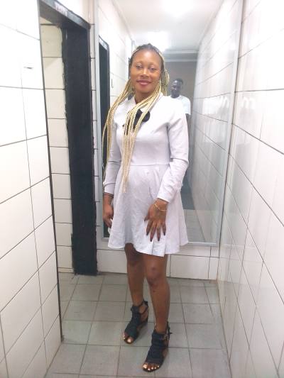 Agnes 37 Jahre Douala Kamerun