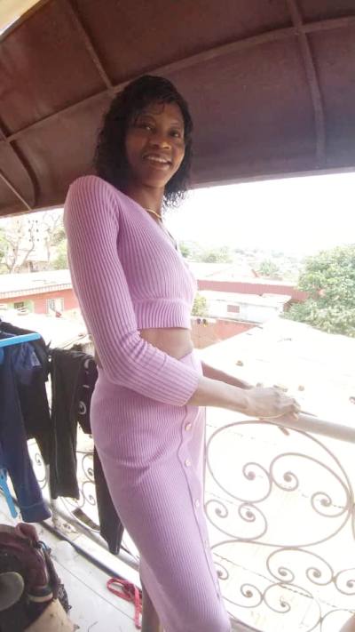 Carine 38 Jahre Yaounde Kamerun