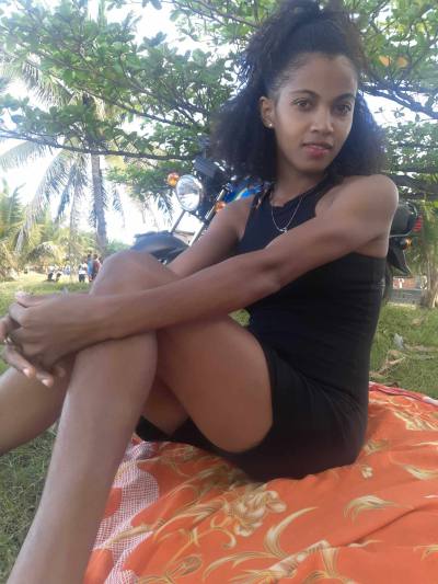 Luciana 24 ans Sambava  Madagascar