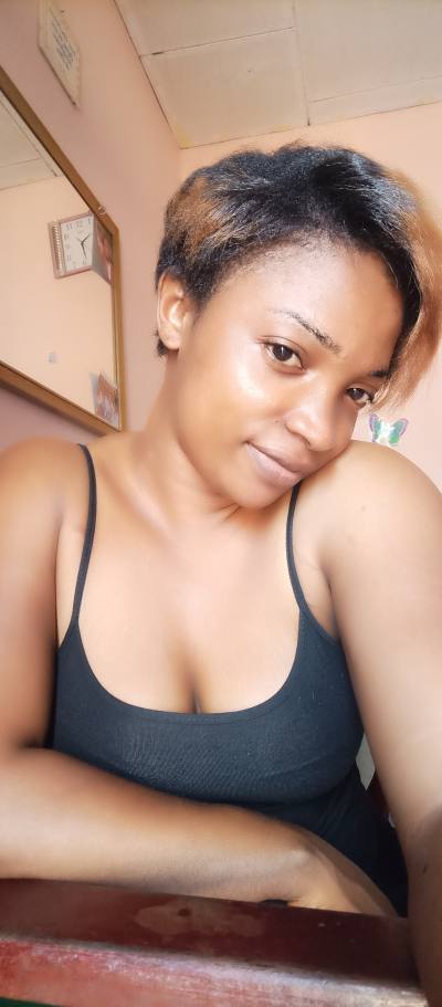 Ivana 27 ans Nfoundi Cameroun