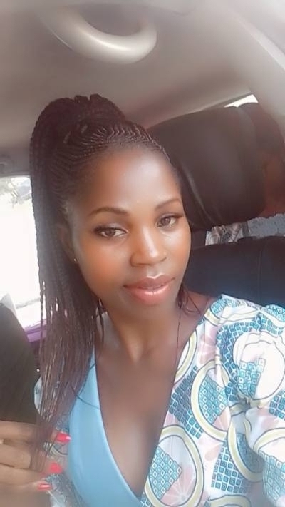 Nicole 27 Jahre Douala Kamerun