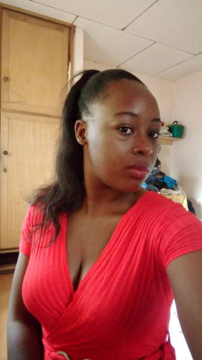 Carine 28 ans Yaoundé Cameroun