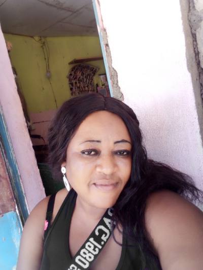 Sandrine 32 Jahre Yaoundé  Kamerun