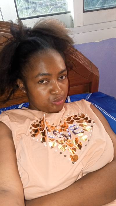 Gaelle 28 years  Cameroon