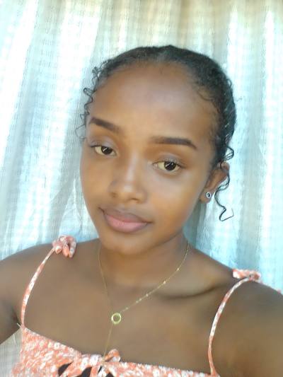 Sanirah 22 ans Fenerive Est Madagascar
