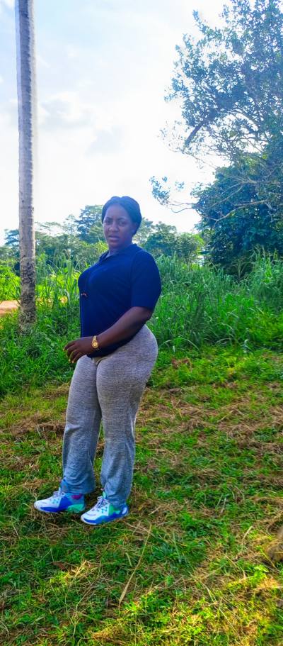 Elise 29 Jahre Yaounde Cameroun