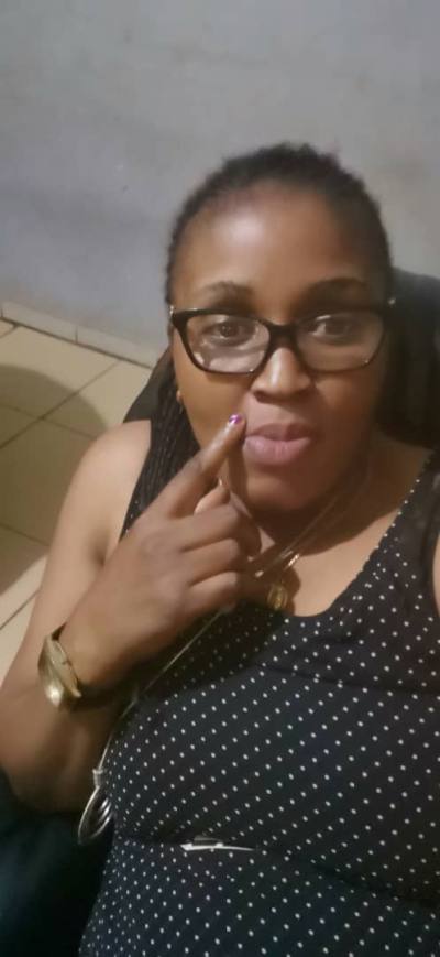 Rachel 37 Jahre Yaoundé  Kamerun