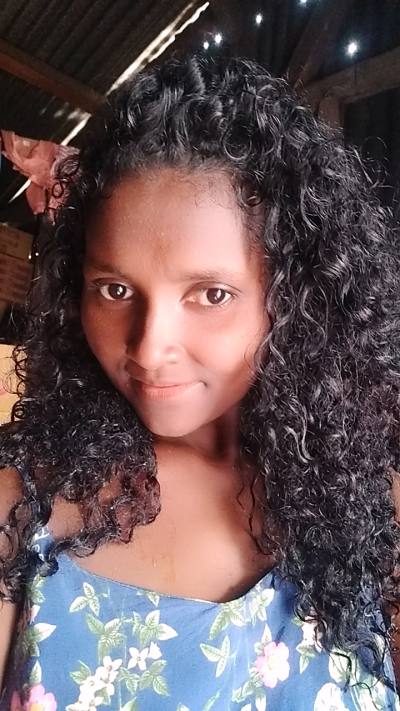 Elina 31 ans Sambava Madagascar