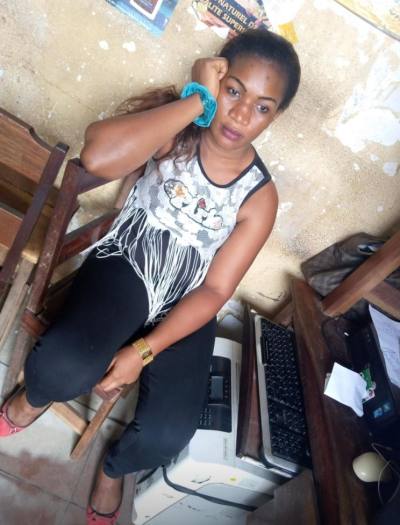 Gaelle 34 Jahre Douala Kamerun