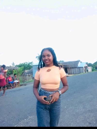 Alysha 18 ans Sambava  Madagascar