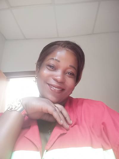 Christelle 36 Jahre Yaoundé 4 Kamerun