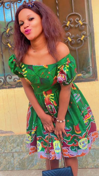 Ariana 25 Jahre Yaoundé Cameroun