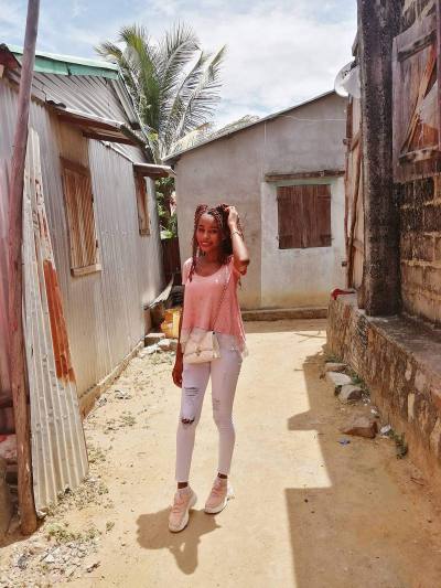 Arline 23 ans A Diego Madagascar