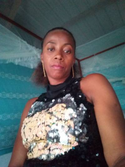 Genevienne 39 ans Sambava Madagascar