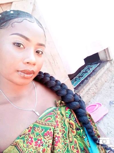 Frida 23 ans Tuléar Madagascar