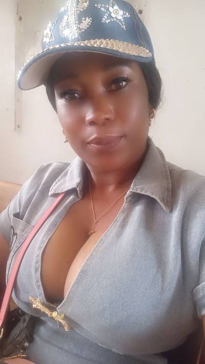 Christelle 36 Jahre Yaoundé 4 Kamerun