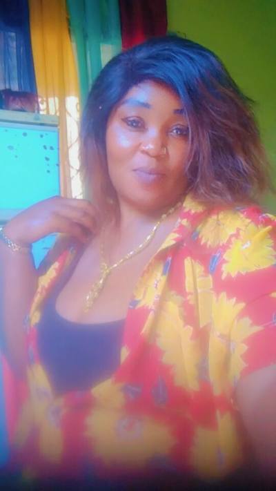 Adèle 37 ans Yaoundé 4e Cameroun