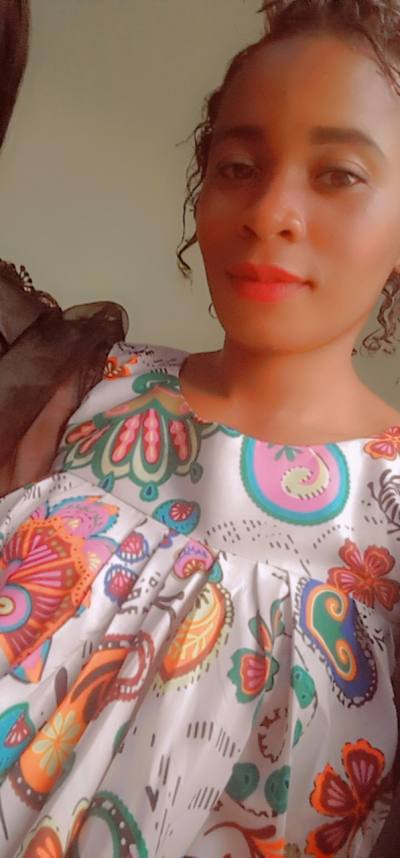 Loreine 27 ans Ouest Cameroun